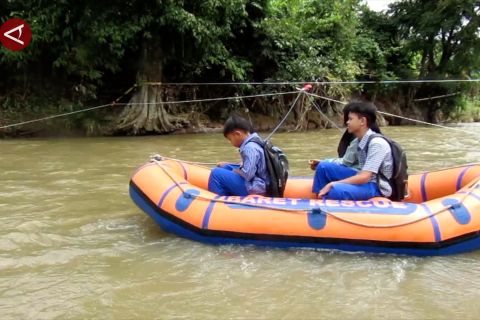 Pelajar di Jember seberangi sungai dengan perahu karet ke sekolah