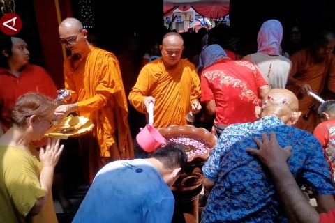 Umat Tri Dharma lakukan ritual Pao Oen di Klenteng Tien Kok Sie