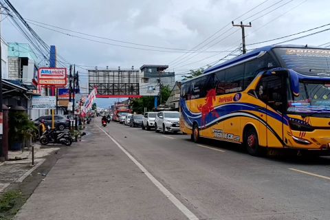 Satlantas Polres Cilegon berlakukan buka tutup di jalur wisata Anyer