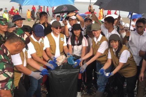 Aksi empat Menteri bersihkan sampah di Pantai Kuta