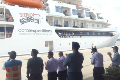 Kapal pesiar Coral Geographer Australia sandar di Kalsel