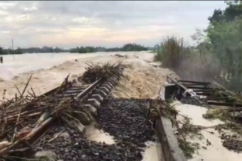 Banjir di Grobogan ganggu perjalanan kereta api di Daop 4 Semarang