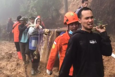 Sedikitnya 13 orang meninggal akibat longsor di Pekalongan