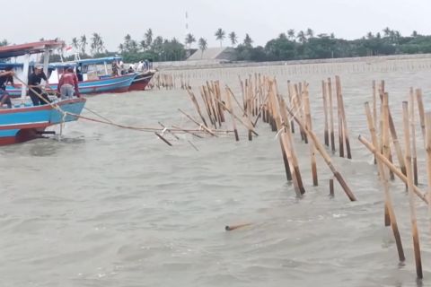 Pagar laut masih dibongkar, dua orang sudah diperiksa