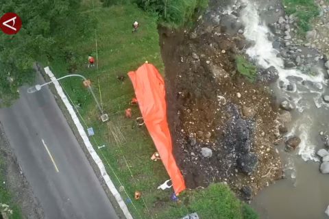 Tebing 20 meter longsor ancam jalan nasional Temanggung-Wonosobo