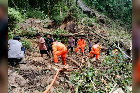 Tim SAR gabungan terus cari dua korban longsor di Gunung Mas