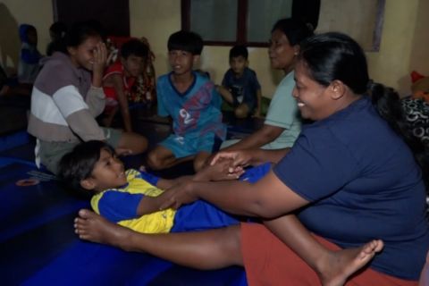 Warga desa di Halmahera Barat dievakuasi akibat erupsi Gunung Ibu