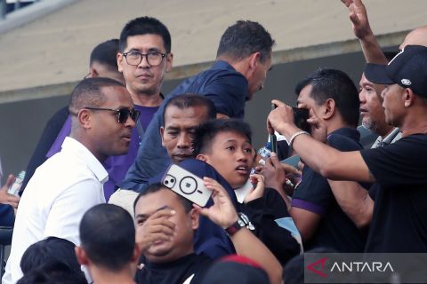 Pelatih Timnas Indonesia Patrick Kluivert menonton pertandingan Liga 1 di Tangerang