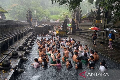 Ritual melukat pada Hari Banyu Pinaruh di Pura Tirta Empul