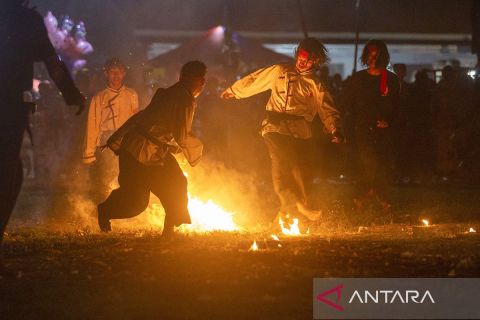 Santri bermain sepak bola api sambut bulan suci Ramadhan