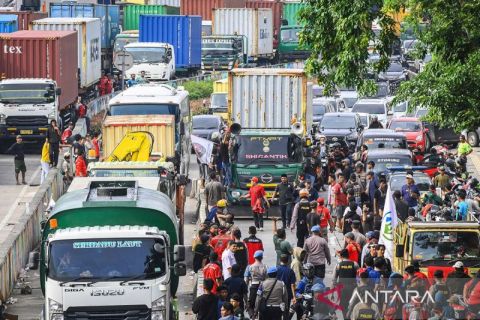 Sopir truk gelar aksi protes tuntut penghapusan pungutan liar dan premanisme