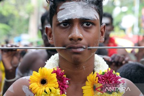 Umat Hindu etnis Tamil yang bernazar, rayakan ritual tusuk lidah di Medan