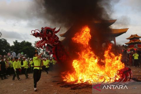 Pembakaran sembilan replika naga tandai akhir perayaan Cap Go Meh di Singkawang