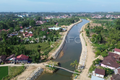Pembangunan tanggul pengendali banjir di Padang