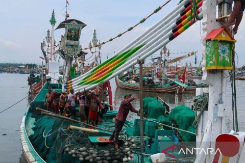 Cuaca buruk, nelayan pilih perbaiki jaring dan kapal dari pada melaut