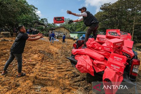 Bantuan paket makanan untuk korban kebakaran permukiman di Kendari