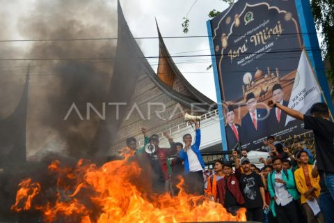Aksi unjuk rasa mahasiswa di Padang