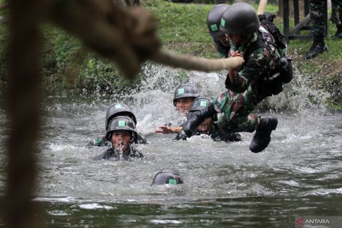 Lomba pentathlon Korps Marinir di Sidoarjo