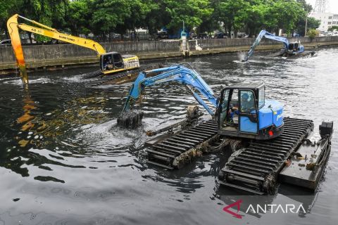 Dinas SDA Jakarta keruk sedimentasi Kali Mookervart untuk antisipasi banjir