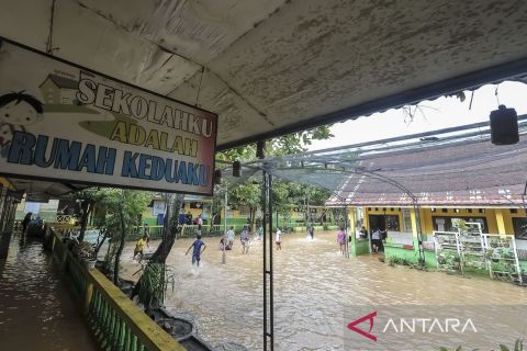 Sekolah terendam banjir, ratusan siswa terpaksa diiburkan