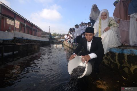 Tebar bibit ikan mulai jadi tren pengantin baru yang sayang lingkungan