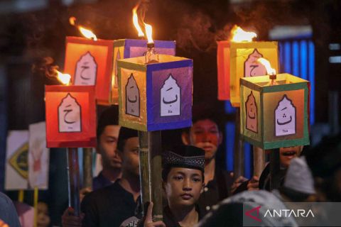 يرحب Torchlight Parade شهر رمضان