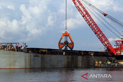 Pengerukan lumpur laut Pelabuhan PHR Dumai