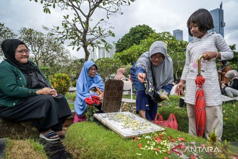 TPU di Jakarta ramai warga muslim berziarah jelang Ramadhan