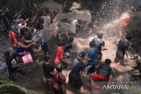 Tradisi nawu Sendang Gotan wujud syukur kepada Tuhan dengan menjaga kelestarian sumber mata air