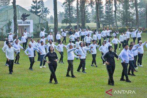 Senam pagi kebersamaan peserta retret kepala daerah di Lembah Tidar Akademi Militer Magelang