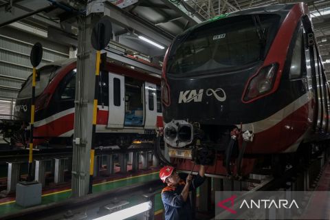 Perawatan rutin kereta LRT Jabodebek di Depo LRT Jatimulya Bekasi