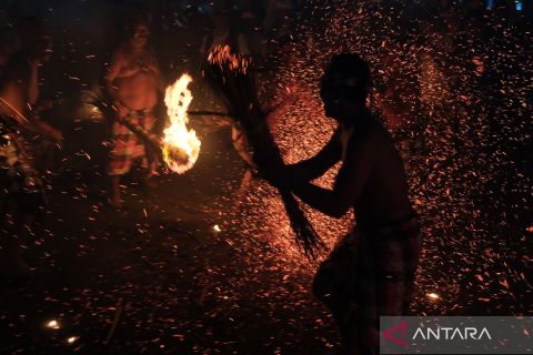 Tradisi tahunan perang api di Karangasem Bali