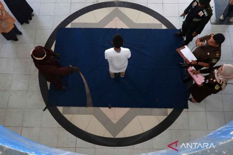 Eksekusi cambuk pelanggar hukum syariat islam di Aceh
