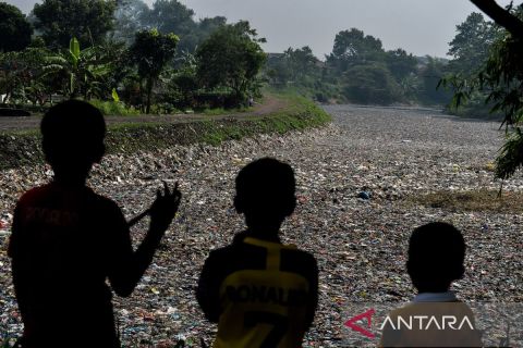 Sungai Citarum Lama kembali dipenuhi sampah kiriman dari Bandung