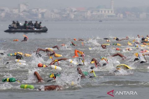 Lomba renang laut Pasmar 2 di Pantai Kenjeran