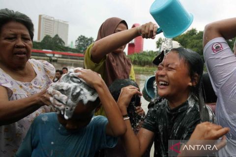 Warga sambut Ramadhan dengan tradisi keramas bareng di Sungai Cisadane