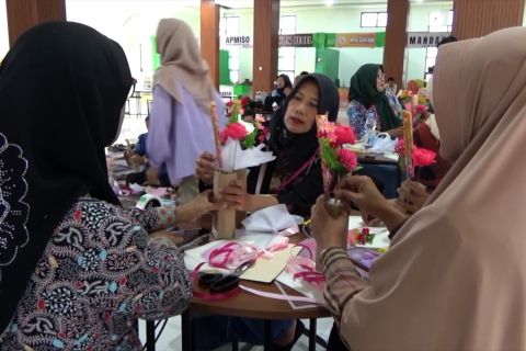 Semangat ibu-ibu di Jember ikuti pelatihan membuat karangan bunga