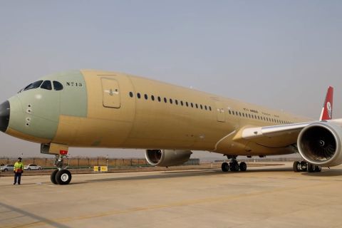 Tianjin China sambut pesawat Airbus A350 tanpa corak pertama di 2025
