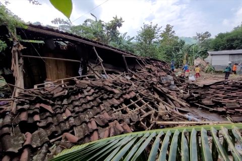 Usai banjir bandang menerjang rumah-rumah warga di Situbondo