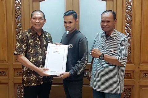 Wali Kota Solo tebus ijazah belasan warga yang tertahan di sekolah