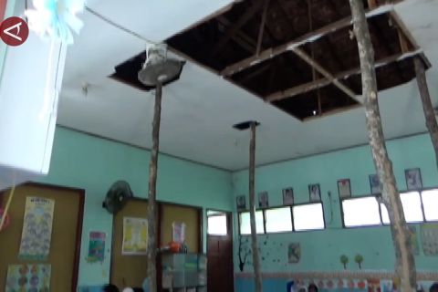 Atap rusak, Siswa SD di Ngawi belajar di perpustakaan