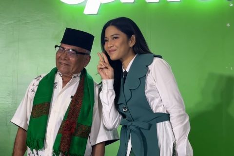 Dian Sastro dan Haji Bolot ajak pemilik warung foto bareng