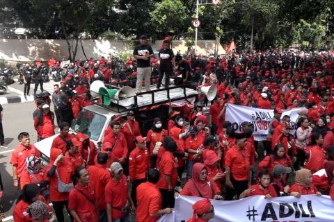 Kader dan simpatisan PDI Perjuangan kawal pemeriksaan Hasto