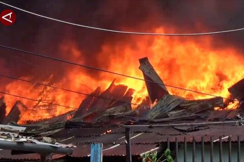 Kebakaran landa puluhan rumah di Asrama TNI Lompobattang Makassar