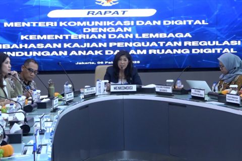 Komdigi akan panggil Facebook hingga TikTok bahas akses anak