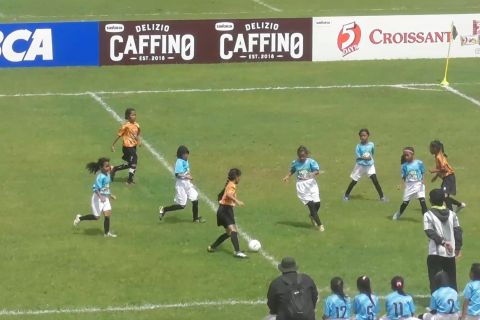 Menumbuhkan kecintaan sepak bola usia dini putri lewat metode riang