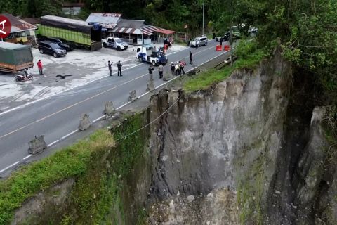 Polisi berlakukan buka tutup di Jalan Nasional Padang-Bukittinggi