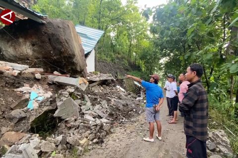 BPBD evakuasi longsoran batu besar timpa rumah warga di Ponorogo