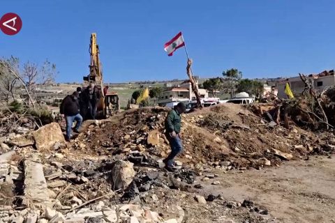Penduduk kembali ke desa setelah gencatan senjata Israel-Lebanon