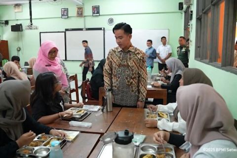 Tinjau MBG di SMKN 48 Jakarta, Wapres ingatkan standar gizi seimbang